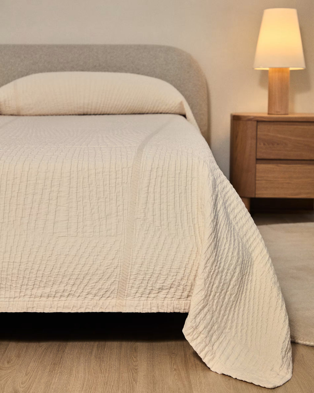 سرير بيج نيرو خشبي فاتح