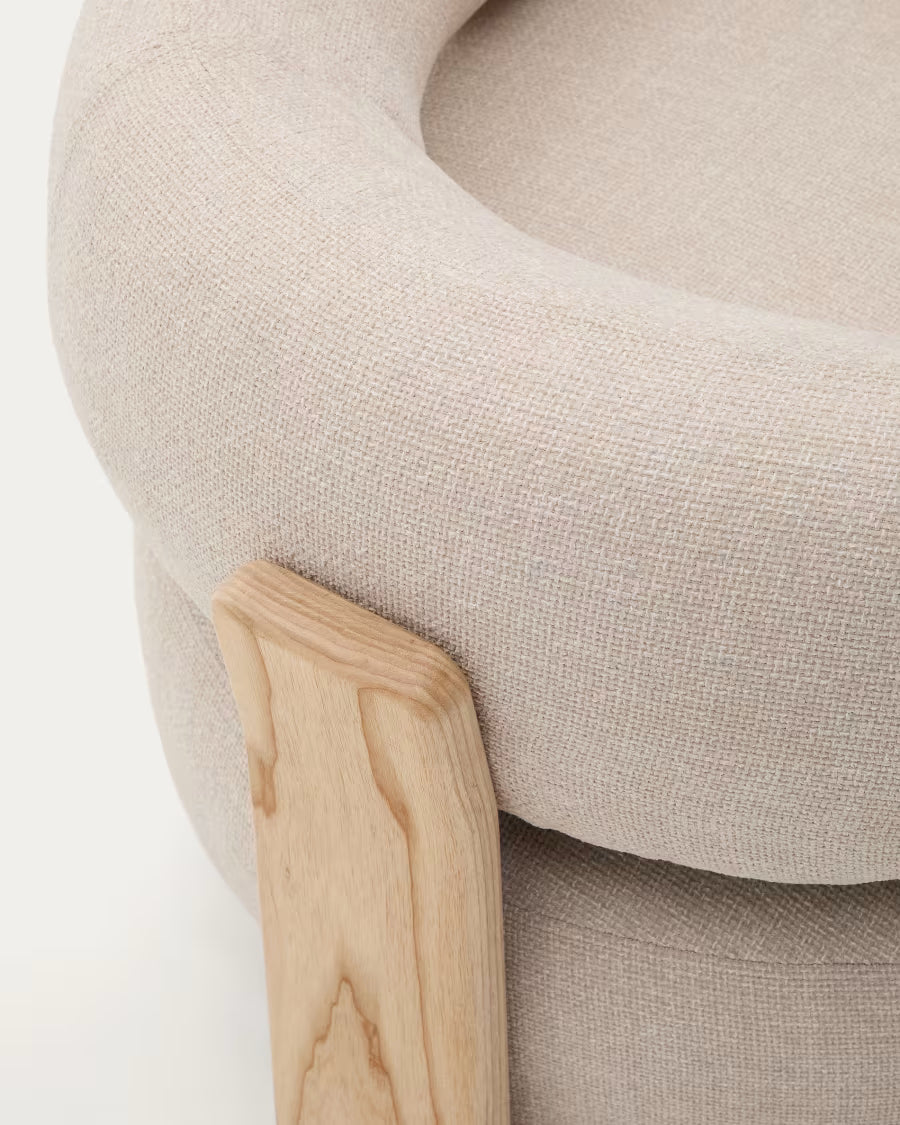 كرسي بذراعين ألين بيج فاتح خشبي